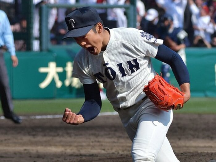 大阪桐蔭・根尾昂は野球の常識の外。片手捕球、ジャンプスロー、スキー。<Number Web> photograph by Hideki Sugiyama