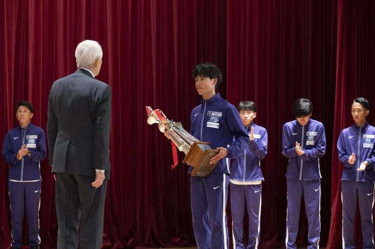 トロフィーを授与された山川　©Tadashi Hosoda