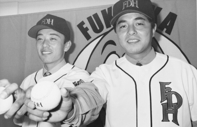 1995年11月、交換トレードで日本ハムからダイエー入団が決まった武田一浩（右）と松田慎司　©KYODO