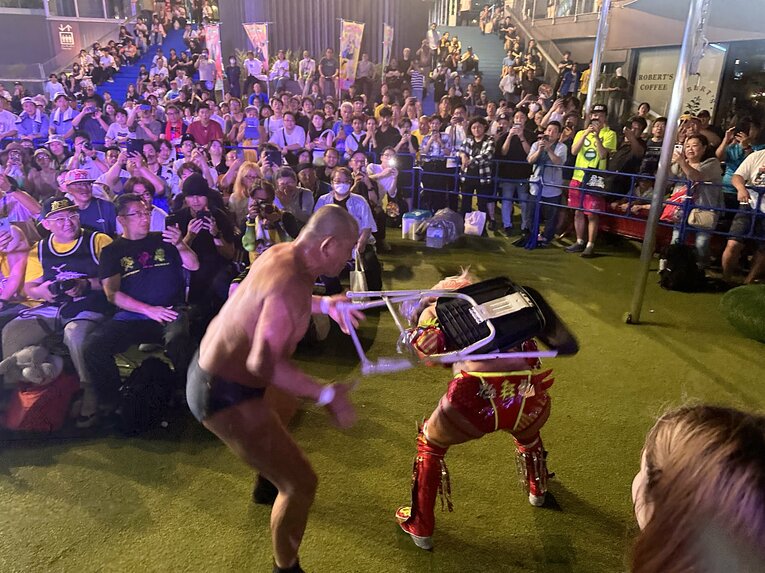 場外でウナギにイスを叩き込む鈴木みのる