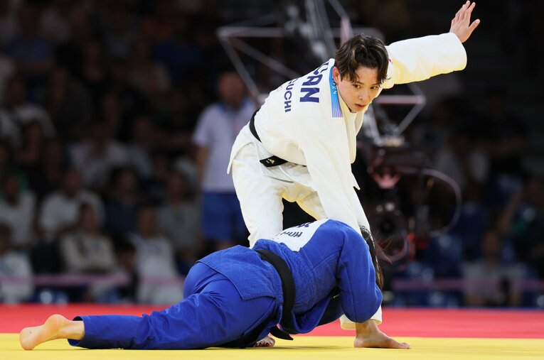 実力伯仲の出口とホが激しい攻防を繰り広げる　©Kaoru Watanabe/JMPA