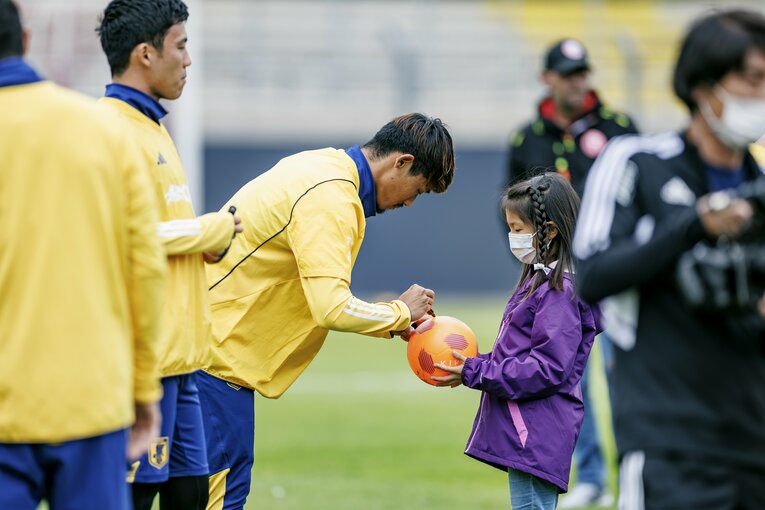 守田英正が子供ファンにサインの神対応　©Kiichi Matsumoto