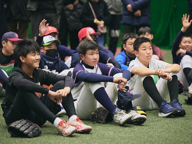 小学校高学年のときの心構えなどに耳を傾ける子どもたち