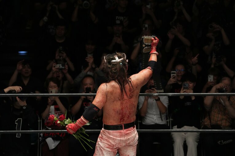 IWGPジュニアヘビー級のベルトを誇示するエル・デスペラード　©Masashi Hara