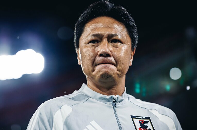 アジア大会初戦、香港戦での大岩剛監督。次期A代表監督でもある指揮官の哲学とは ／ photograph by Kiichi Matsumoto/JMPA