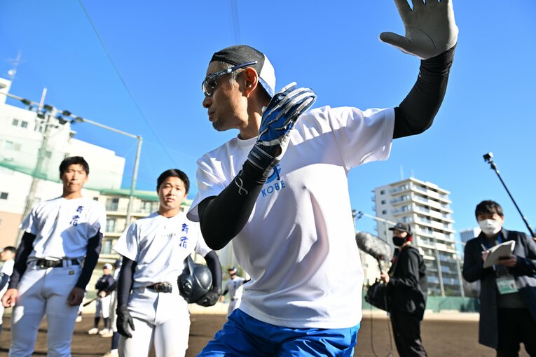新宿高校野球部を指導したイチロー　©Naoya Sanuki