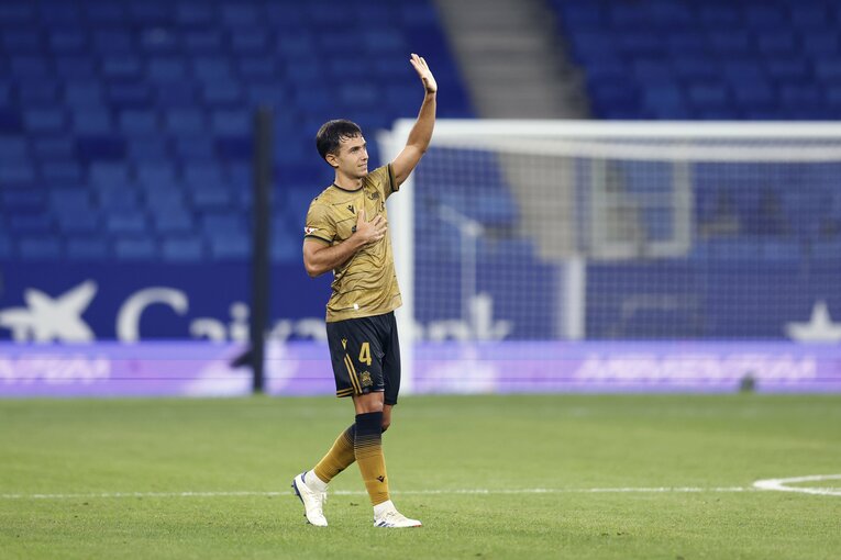 フラッシュインタビューに応対後、ファンの元へ感謝を伝えるスビメンディ　©Daisuke Nakashima