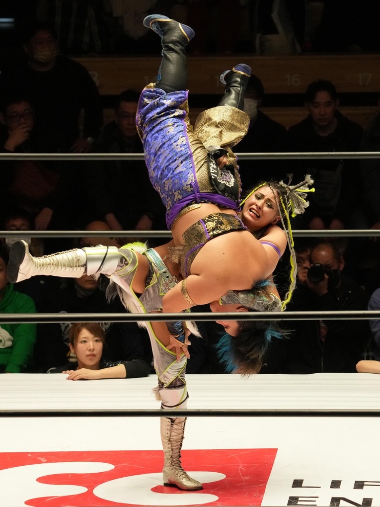 刀羅ナツコを豪快に投げるジュリア　©Essei Hara