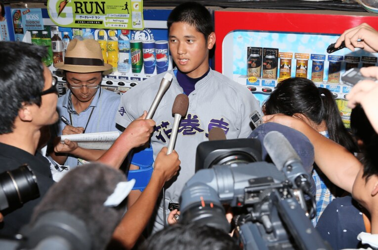 2012年の岩手大会準決勝で記者に囲まれる大谷翔平　©Sankei Shimbun