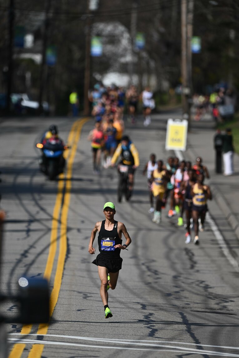 スタート直後の下り坂で飛び出し、一時は先頭を走るシーンも　©︎JIJI PRESS