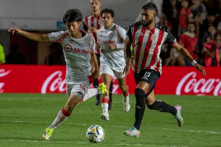 激しい競り合いの中、ボールをキープする貴田遼河　©︎Aaajoficial