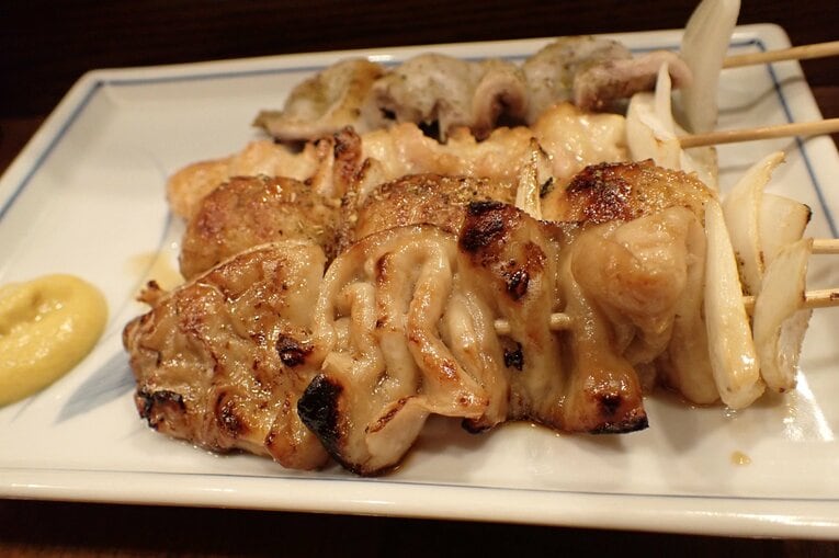 ベンテンなどの焼き鳥　©Essei Hara