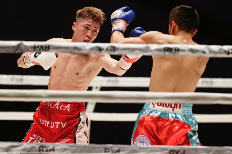 攻める井上と防戦一方のディパエン　©Tsutomu Takasu