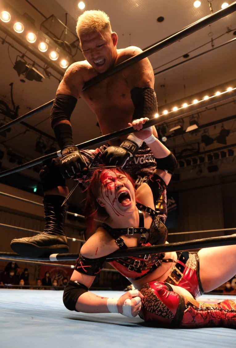 「いつか、傷だらけの背中でウェディングドレスを」 18歳の女子レスラー・鈴季すずが大流血を「嬉しい」と語る理由(72)