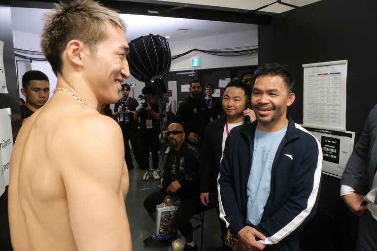 試合後、インタビュースペースで顔を合わせた両者は笑顔に　©Norihiro Hashimoto