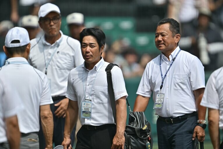 「伊志嶺兄弟」の兄・大吾さん。沖縄尚学の野球部部長として夏初優勝を支えた　©Hideki Sugiyama