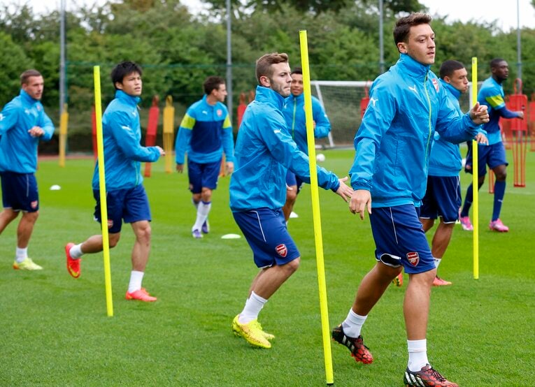 エジル（先頭）、ウィルシャー（2番目）らと練習するアーセナル時代の宮市（写真は2014年）　©Getty Images