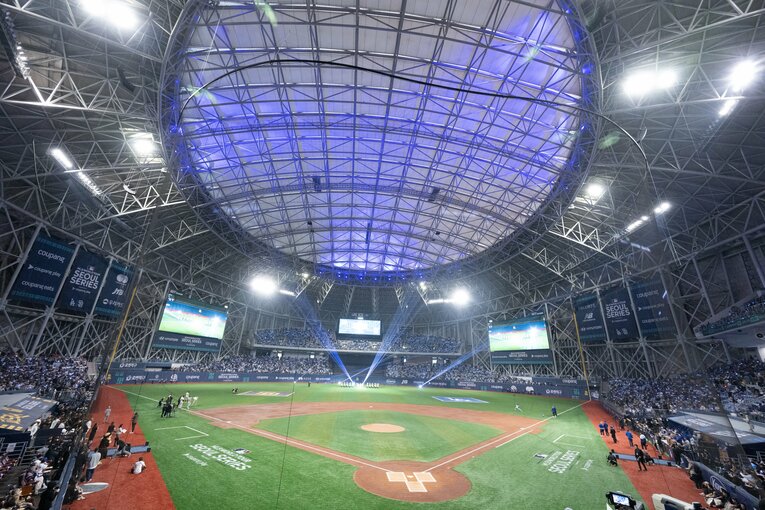 アイドルグループのダンスなど派手な演出で幕開け　©Nanae Suzuki