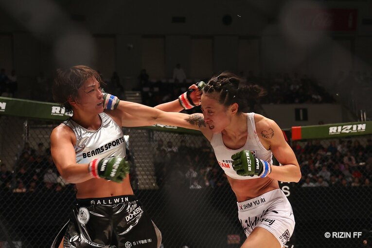 RENAvsシン・ユリ　©RIZIN FF