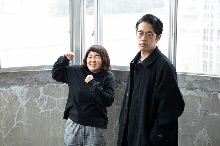 結成8年で3年ぶり3度目の決勝となったゆにばーす。川瀬名人（37歳、手前）とはら（32歳）。東京吉本所属 ／ photograph by Miki Fukano
