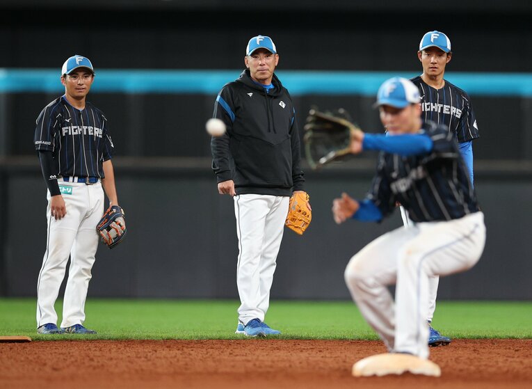 練習を見る荒木臨時コーチ（左から２人め）©︎JIJI PRESS