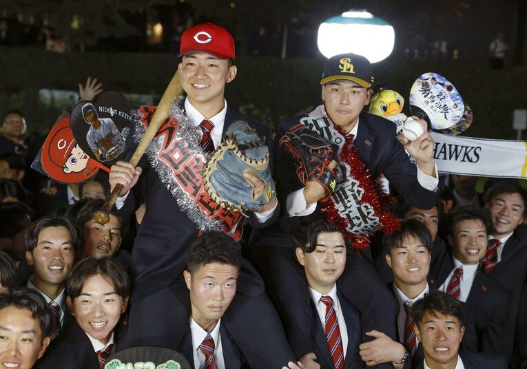 2位指名を受けた立命館大の西野哲也（左）。右の有馬伽久はソフトバンクから2位指名を受けた　©KYODO