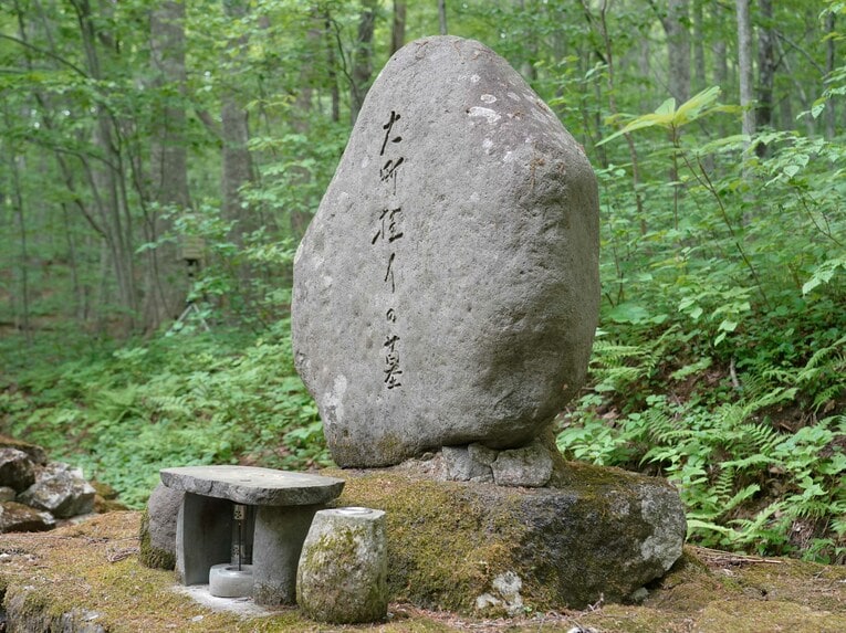 明治～大正期の文豪・大町桂月の墓