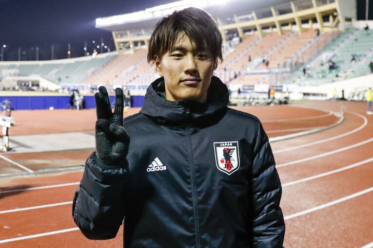 香港戦でハットトリックを達成し3本指を立てる小川航基　©Getty Images