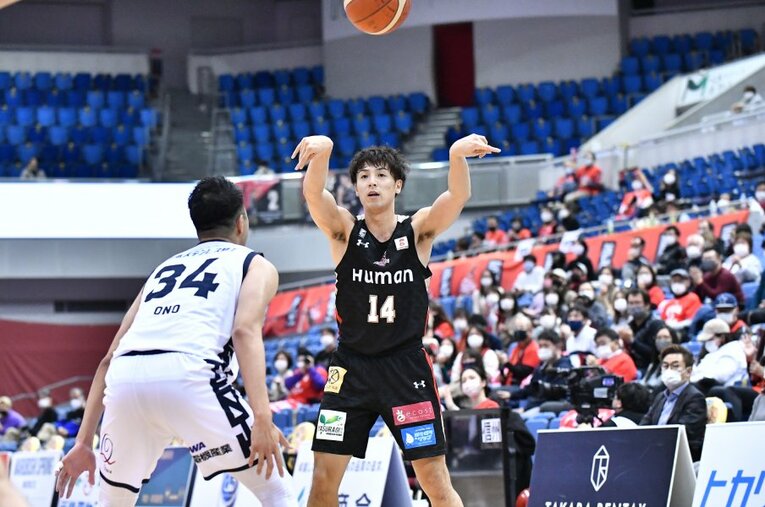 今季は3月4日現在で平均29.35分の出場、13.4得点、2.3アシストをマークする橋本拓哉 ／ photograph by B.LEAGUE