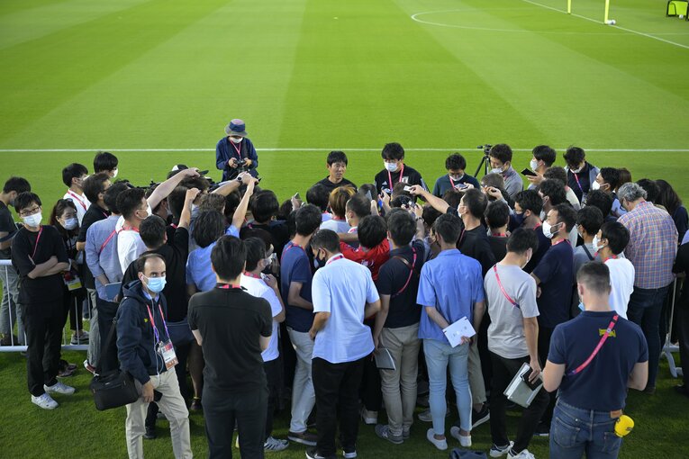 取材に応じる森保監督のもとに取材陣が殺到　©Koki Nagahama/JMPA