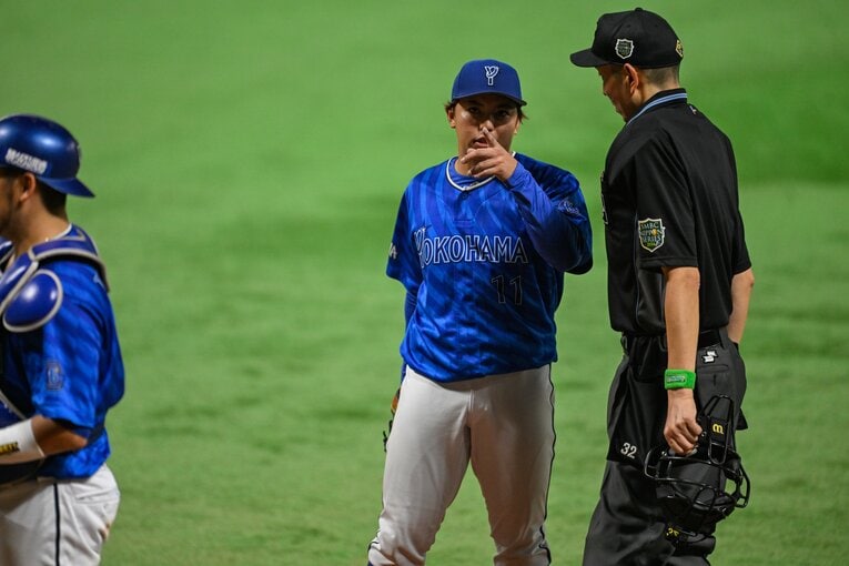バックネット裏のソフトバンクファンの“指笛”について球審に抗議するDeNAの東克樹　©︎Nanae Suzuki