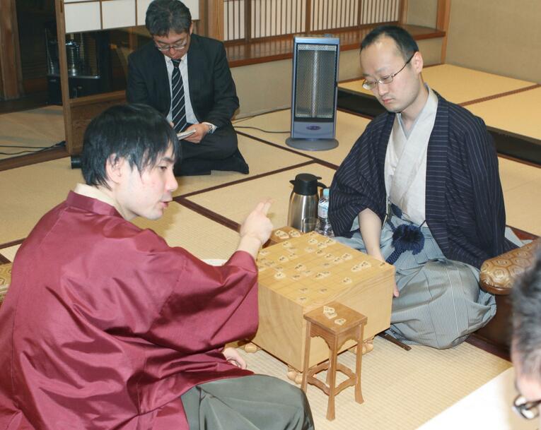 2016年棋王戦での2人　©Kyodo News