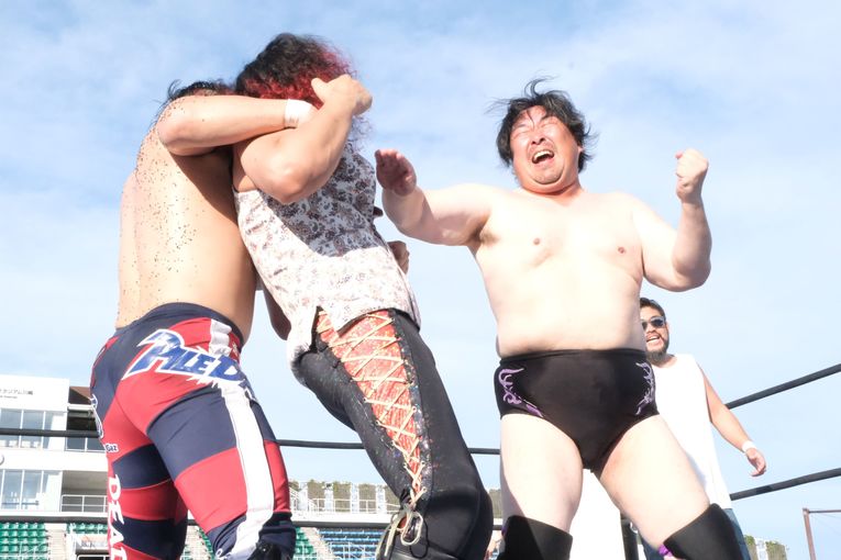 佐藤光留プロデュース『真夏の変態祭り』で諏訪魔に大仁田、鈴木みのるも大暴れ！ 灼熱の旧川崎球場で“1日6試合”の佐藤が感じたのは…？(11)