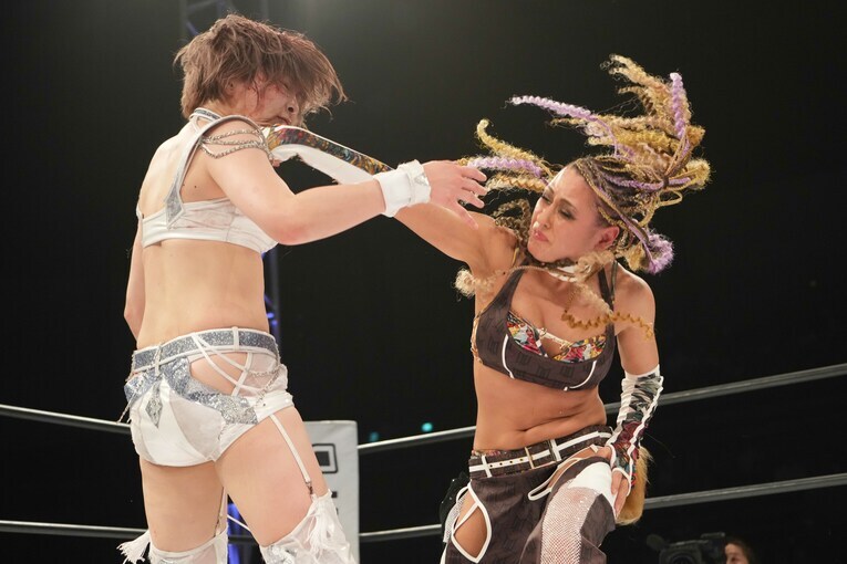 安納サオリにパンチを打ち込むジュリア