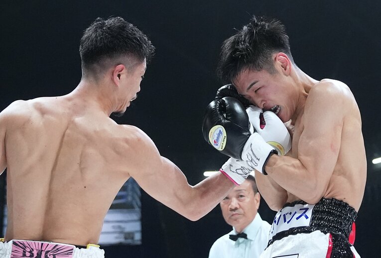 西田凌佑のガードの隙間から右アッパーをねじ込む中谷潤人【スワイプするとその他の写真もご覧になれます】©Naoki Fukuda