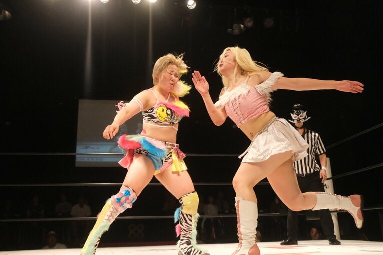 桃野美桜に張り手を繰り出すChi Chi