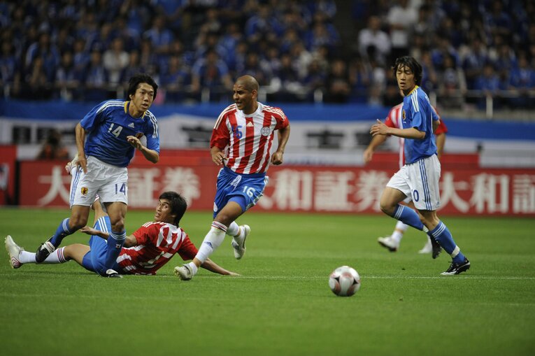 2008年のパラグアイ戦で共にプレーする中村俊輔と中村憲剛　©Sports Graphic Number