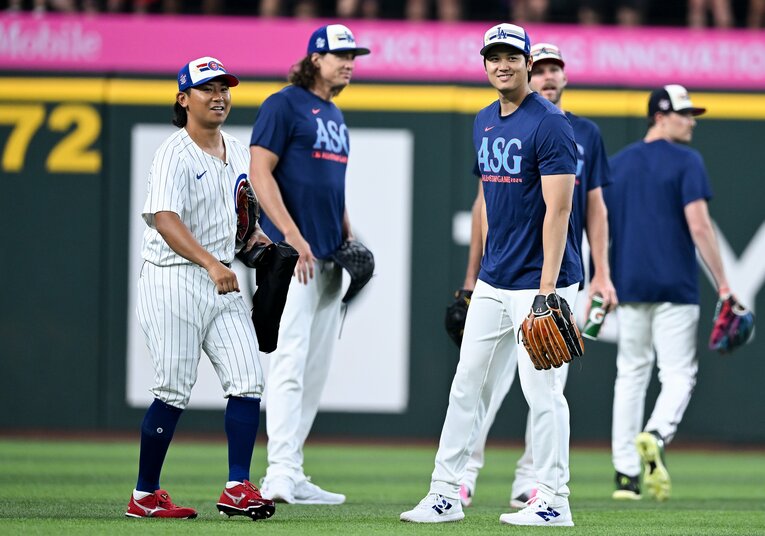 MLBオールスターに選出された今永と大谷が談笑　©︎Getty Images