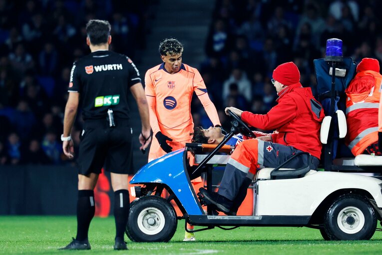 久保建英ケガの瞬間…じつは“バルサ選手もガク然”「9日間で3戦300分超→中4日スタメン」「昨日タケ、残念だったな」撮影カメラマンが見た全事実(17)