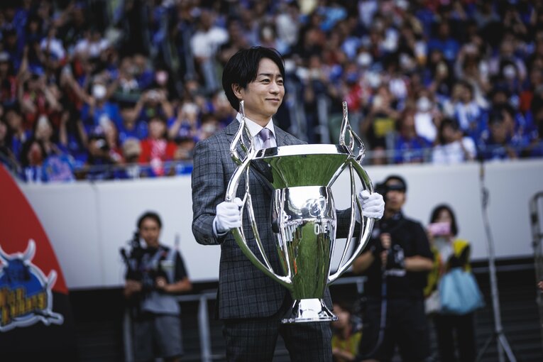 優勝トロフィーを持ってメインスタンド側からピッチに登場した櫻井翔　©︎Kiichi Matsumoto