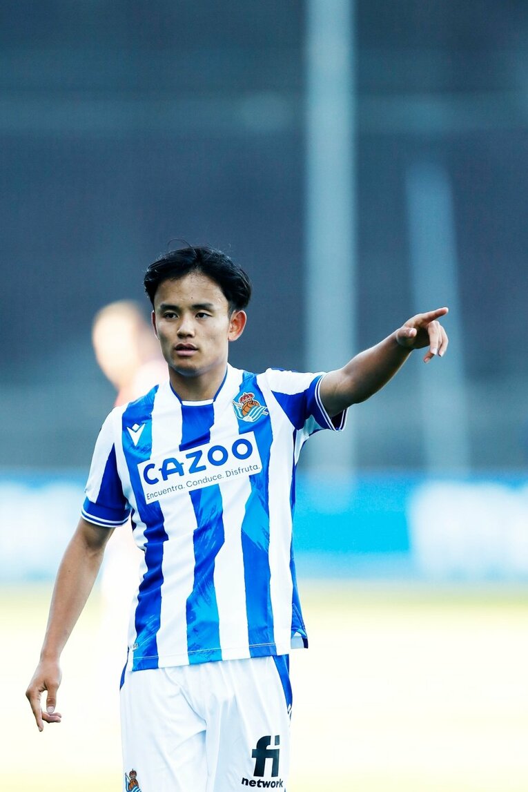 「クボは絶対フィットできる」現地ファンが期待… ソシエダ久保建英のユニ姿・力強さを日本人カメラマンがいち早く撮った〈子供に神対応〉(28)