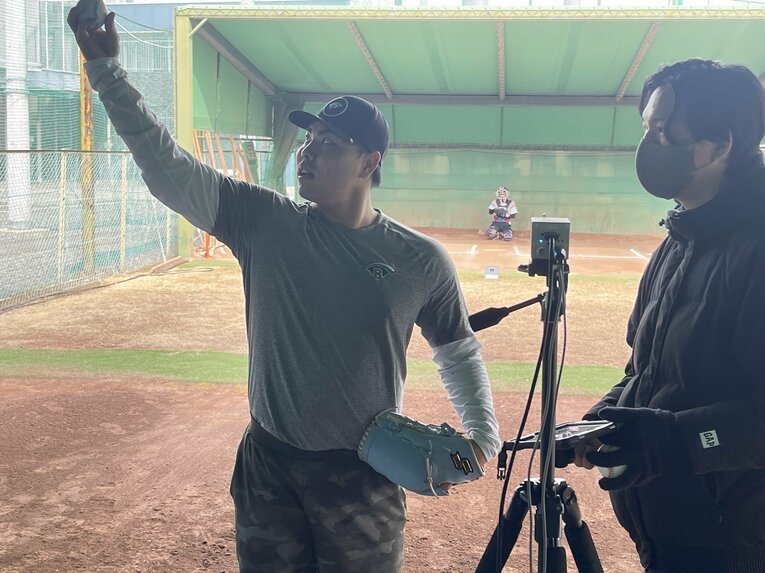 平良とピッチングの改善に取り組んだ森本氏（右）　©NEXT BASE