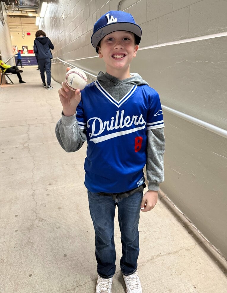 ボールを手に嬉しそうなケイン君（写真は右に続きます）　©Naoyuki Yanagihara