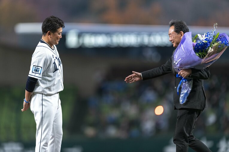 引退セレモニーでの松坂と東尾　©Takuya Sugiyama