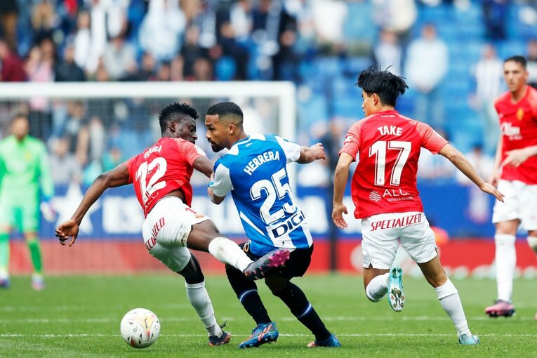 久保建英の祈りと必死さも実らず「先発落ち→6連敗で降格圏」に倒れ込み… 監督解任マジョルカの序列は変わるのか〈撮影者の視点〉(41)