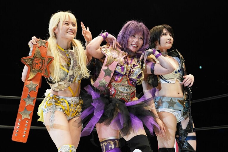 なつぽい、安納サオリと記念写真に収まる中野たむ　©Essei Hara