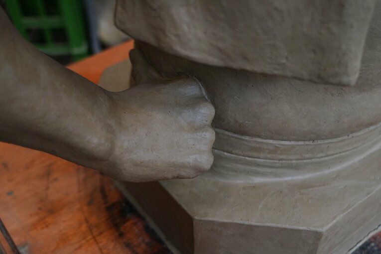 腰に手をあてた部分