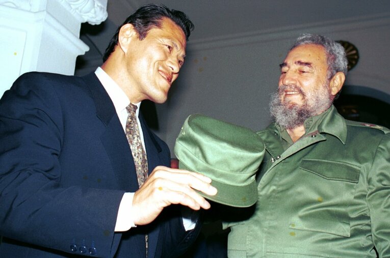 キューバでフィデル・カストロを訪問したアントニオ猪木 ／ photograph by Essei Hara