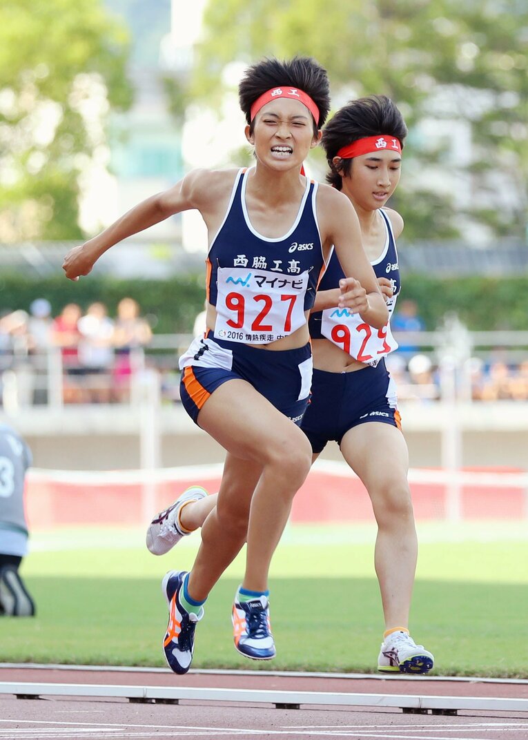 高3のインターハイ1500ｍで優勝した高橋。田中（右）や後藤に先着し、全国の舞台で「表彰台独占」も達成した　©KYODO