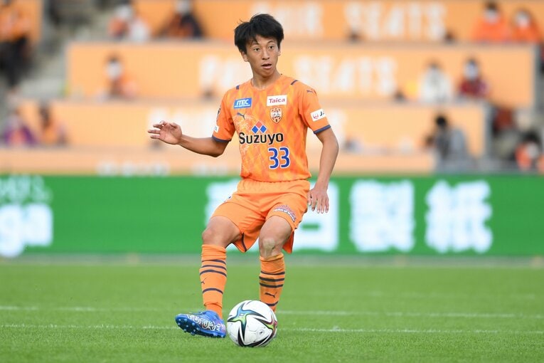 松岡は清水加入後すぐに主力に定着した